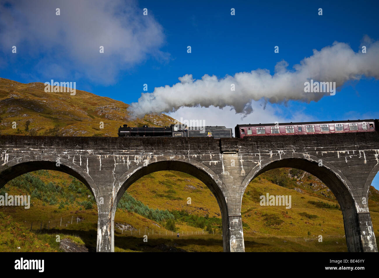 Jacobite Dampfzug Glenfinnan-Viadukt, West Highland Line, Lochaber, Schottland, UK, Europa zu durchqueren Stockfoto