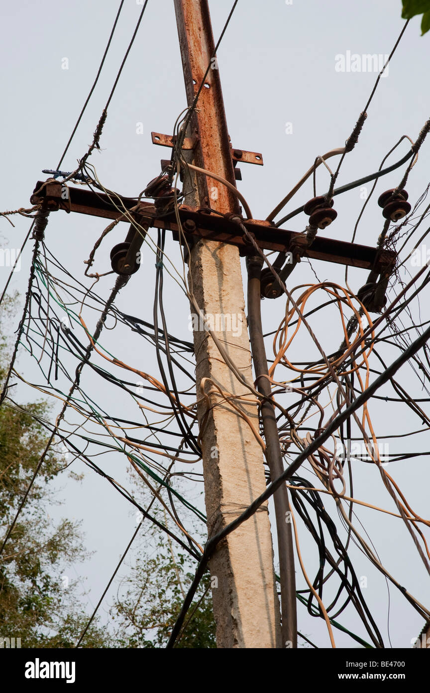 Strom Pylon und die Kabel in einer indischen Straße. Andhra Pradesh, Indien Stockfoto