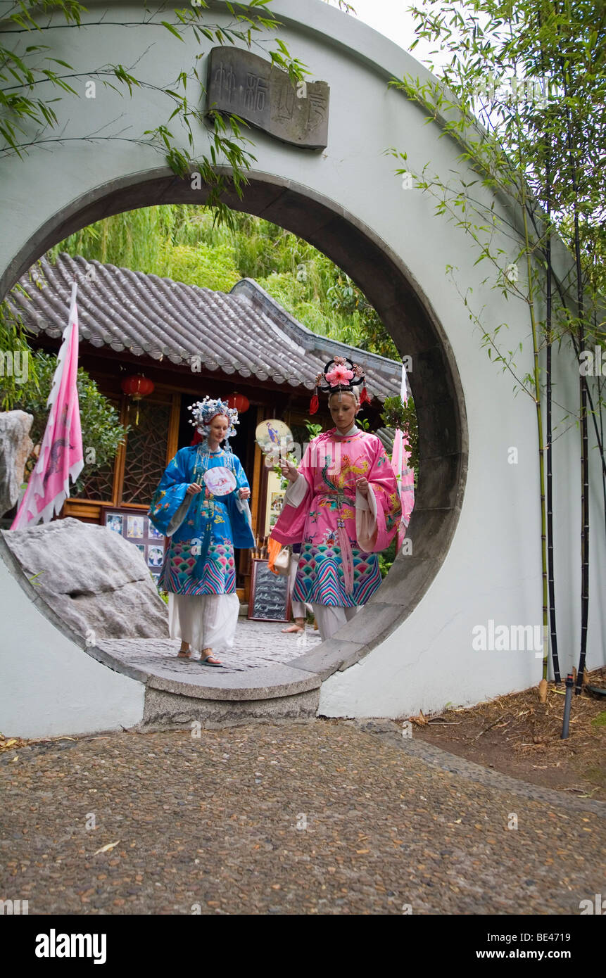 Besucher im Kostüm Kleid an der Chinese Garden of Friendship. Darling Harbour, Sydney, New South Wales, Australien Stockfoto