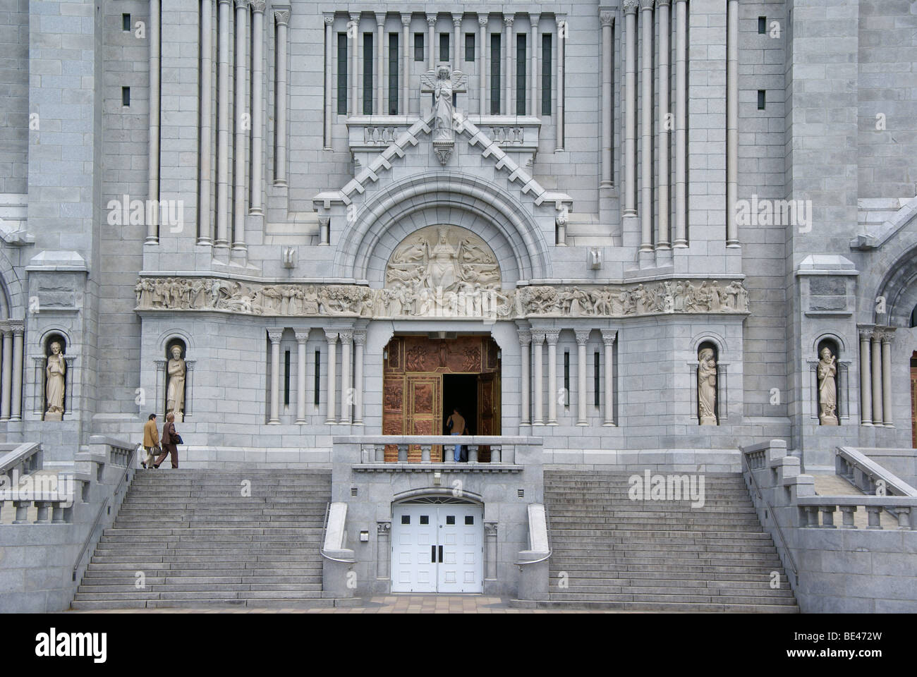 Eintritt in die Basilika Ste-Anne-de-Beaupré, Basilika, die entlang dem Sankt-Lorenz-Strom in Quebec Stockfoto