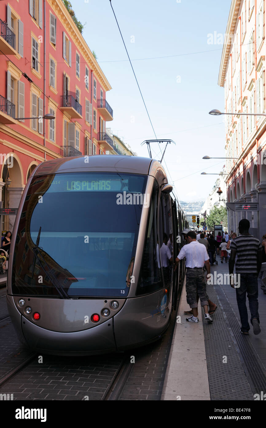 Straßenbahn an der Place Massena Haltestelle das öffentliche System läuft seit November 2007 Nizza, Südfrankreich Stockfoto