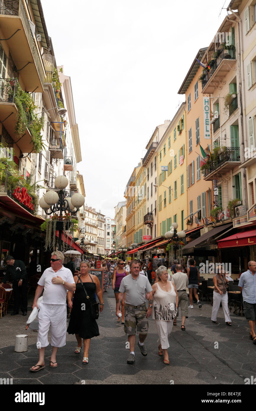 Blick entlang der Rue Massena, einer der Haupteinkaufsstraßen von Nizza, Südfrankreich Stockfoto