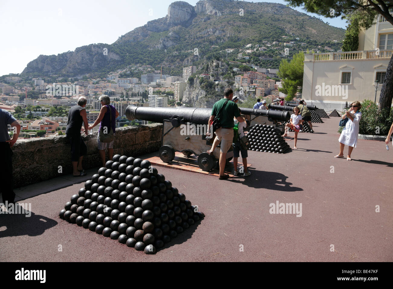 Kanonen und Kanonenkugeln außerhalb des Prinzen Palast, die Heimat der Familie Grimaldi Ort du Palais Monaco Südfrankreich Stockfoto