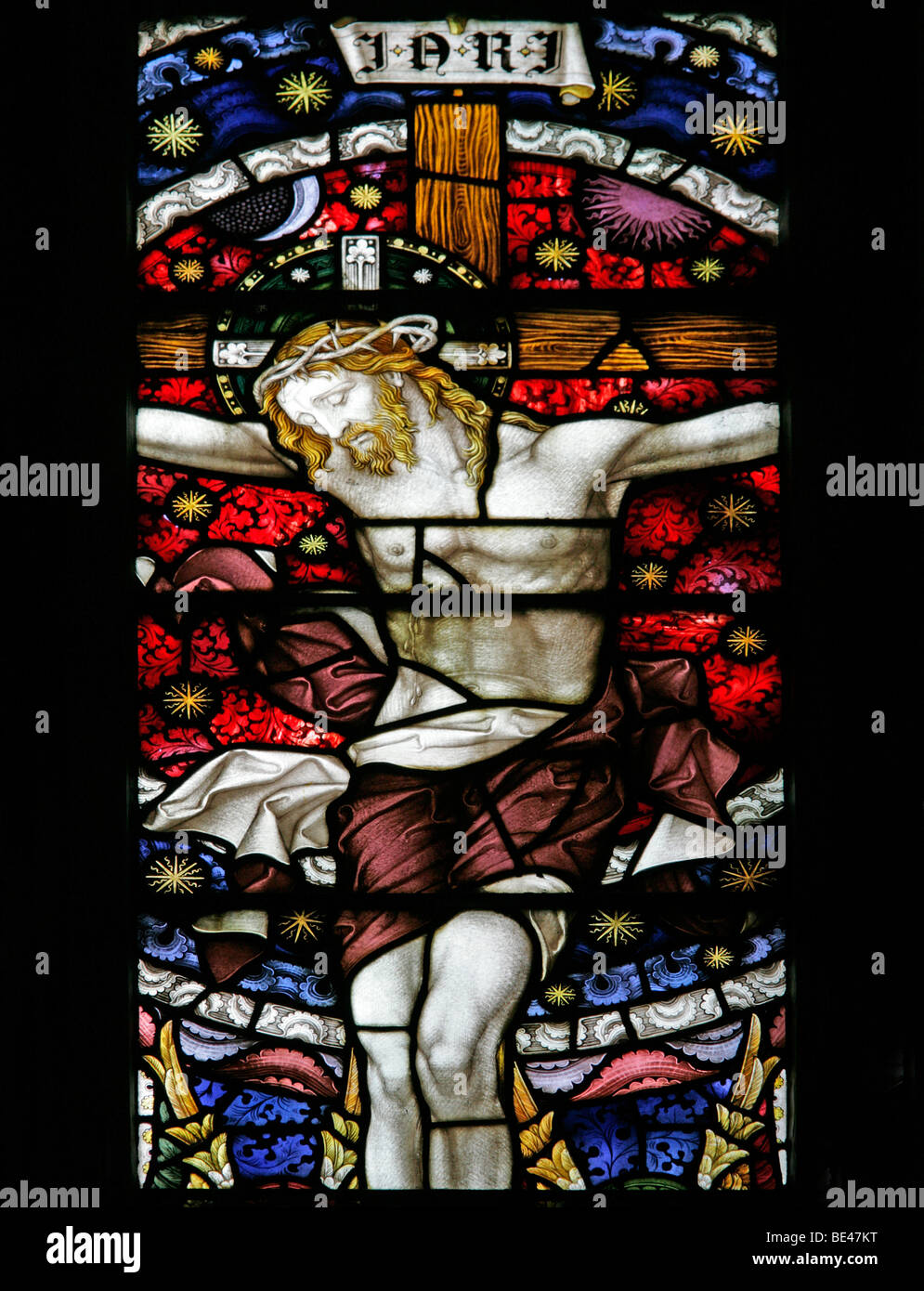 Ein Glasfenster, die Darstellung von Jesus am Kreuz, alle Heiligen Fangseile, Lincolnshire Stockfoto