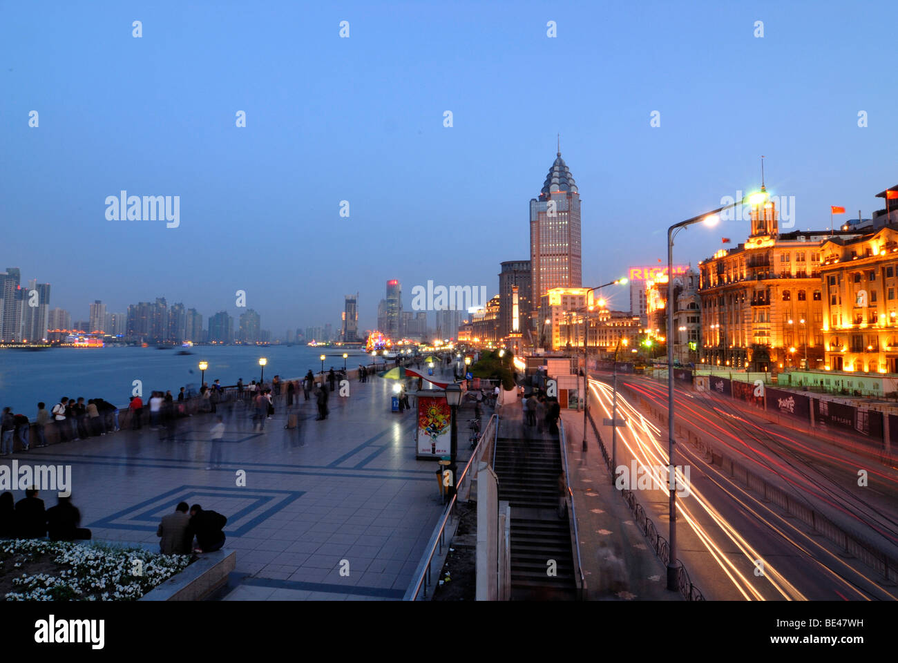 Die Illuminted Bund in der Nacht, dem Boulevard in Shanghai auf dem Huangpu-Fluss mit Fußgänger und Pkw-Verkehr, Shanghai, China Stockfoto Die Illuminted Bund in der Nacht, dem Boulevard in Shanghai auf dem Huangpu-Fluss mit Fußgänger und Pkw-Verkehr, Shanghai, China Stockfoto