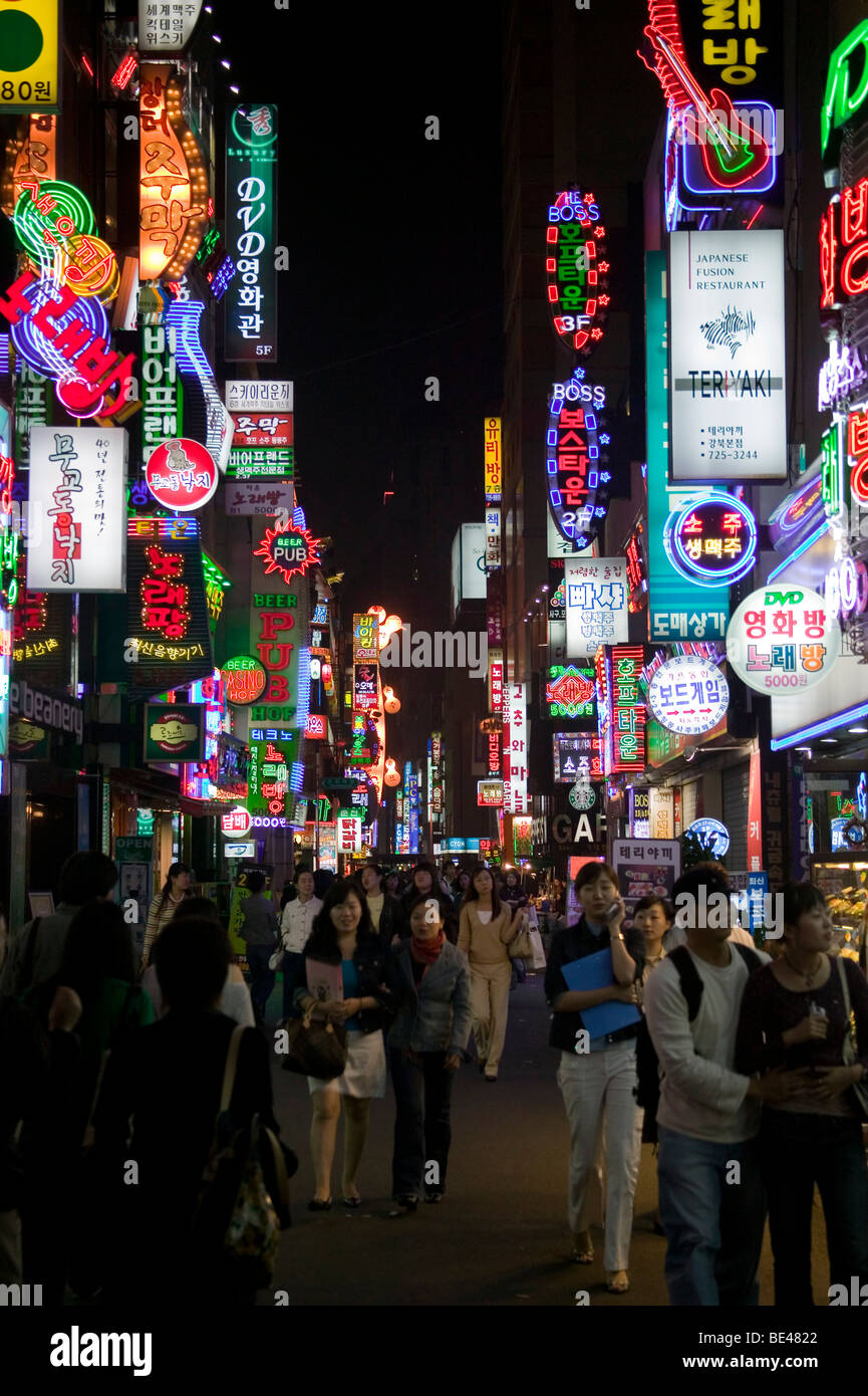 Republik von Korea, Seoul, Nachtansicht mit hellen Citylights in Jongno 2-ga Stockfoto