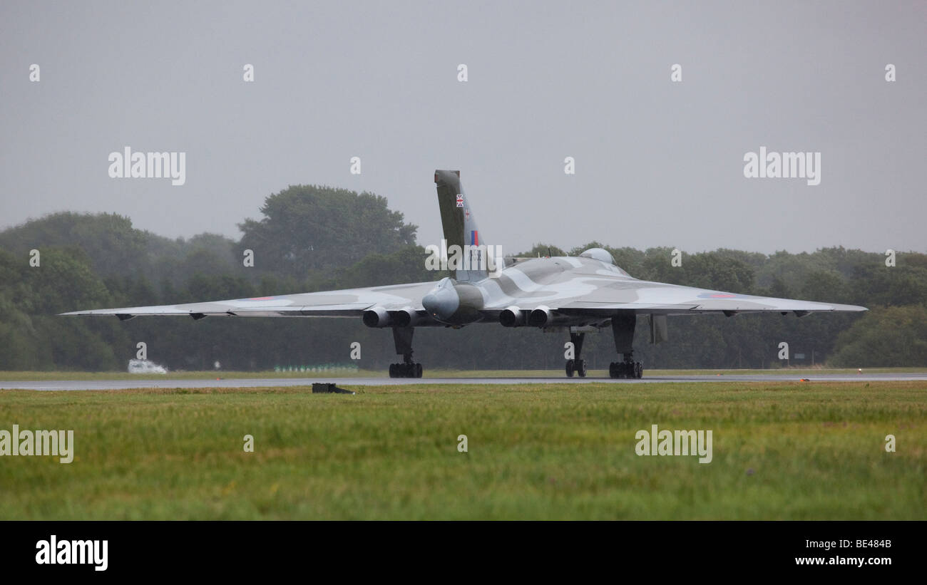 Avro Vulcan B2 XH558 Taking off aus der nassen Piste mit RAF Fairford in Gloucestershire, Großbritannien Stockfoto