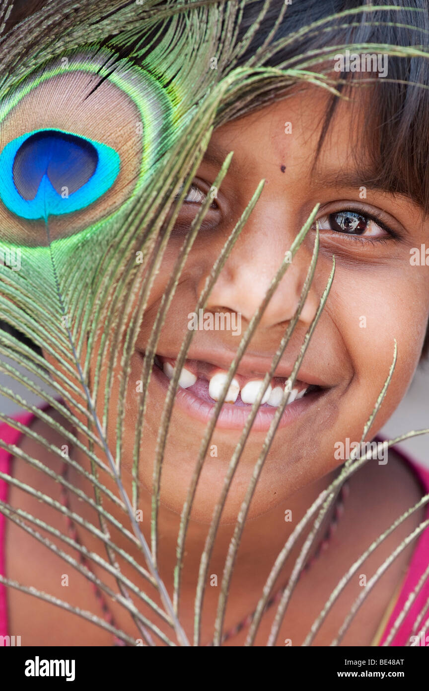 Happy indisches Mädchen mit einer Pfauenfeder. Andhra Pradesh, Indien Stockfoto