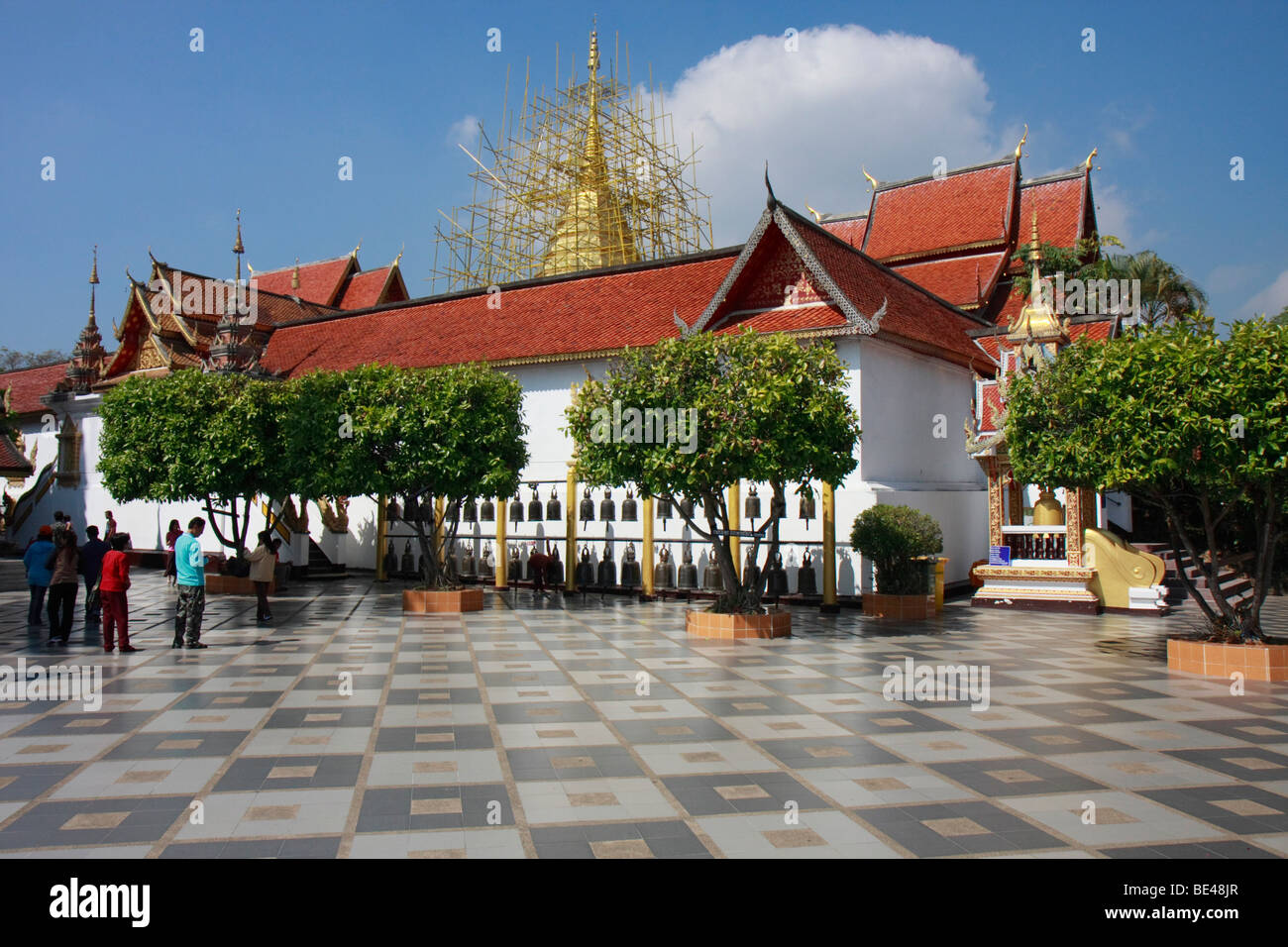 Hauptgebäude mit Stupa und Glocken, Tempel Wat Phra, die Doi Suthep in Chiang Mai, Nord-Thailand, Thailand, Asien Stockfoto