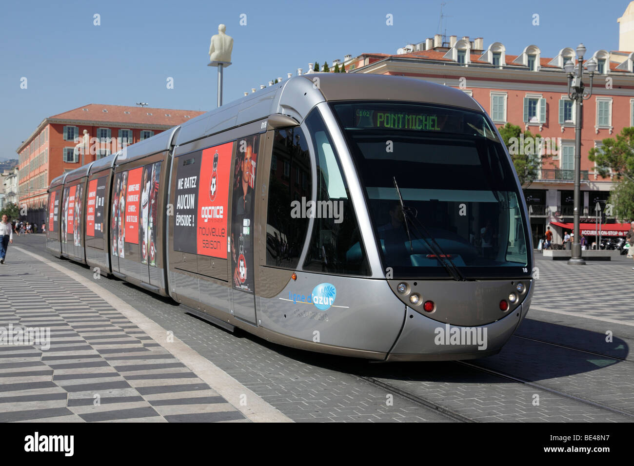 Moderne Straßenbahnen welcher gestartete Dienst im November 2007 am Platz Massena den Hauptplatz der Stadt Nizza, Südfrankreich Stockfoto