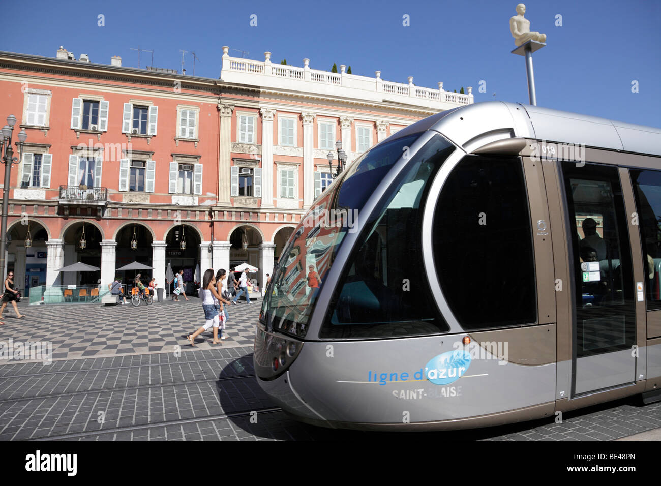 Moderne Straßenbahnen welcher gestartete Dienst im November 2007 am Platz Massena den Hauptplatz der Stadt Nizza, Südfrankreich Stockfoto