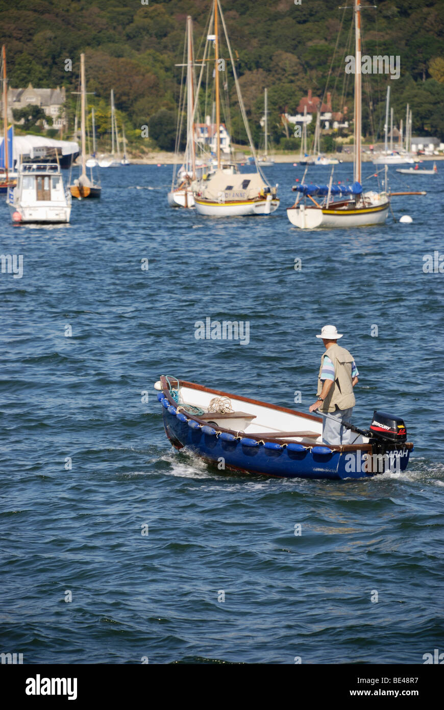 Segler eilt zu seinem Boot Stockfoto