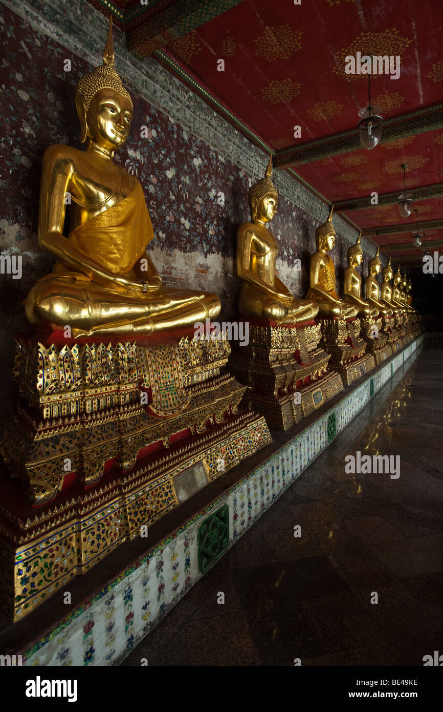 Galerie der Buddhas im Wat Suthat oder Wat Suthat Thepwararam Stockfoto
