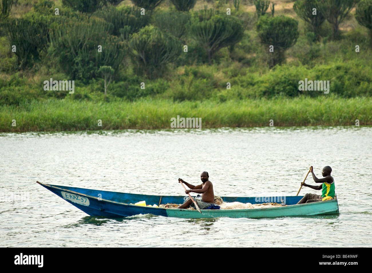 Ugander in Angelboote/Fischerboote auf der Hütte-Kanal führt, die zwischen Lake George und Lake Edward in Uganda. Stockfoto