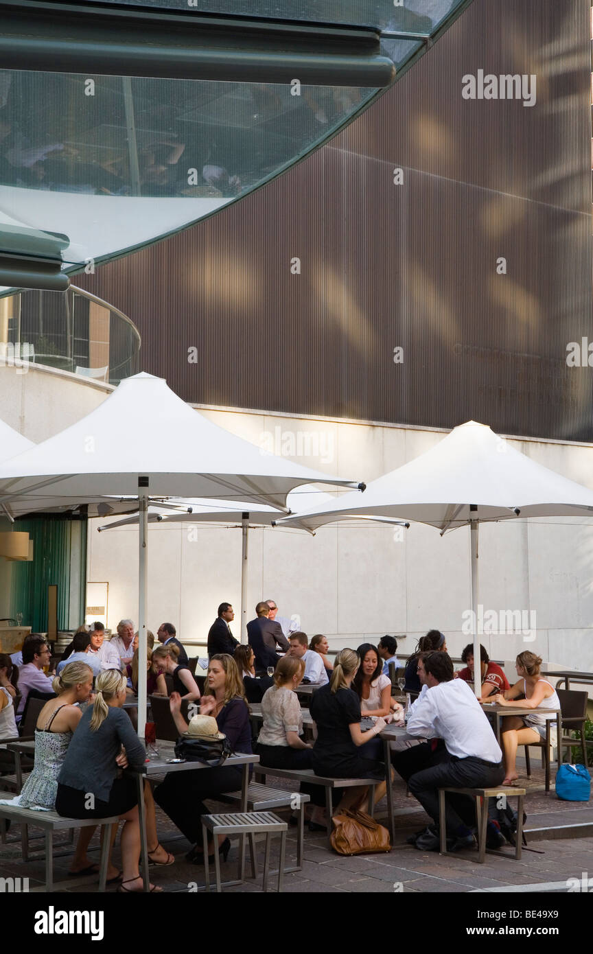 Stadtarbeiter füllen die Ambar Bar am Martin Place für nach Arbeit Getränke. Sydney, New South Wales, Australien Stockfoto