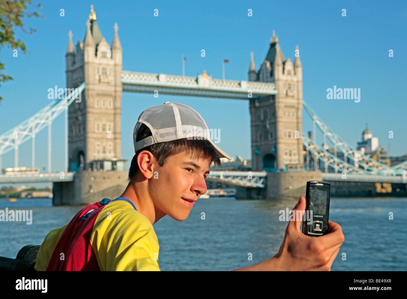 Teenager, ein Bild von sich selbst vor der Tower Bridge, London Stockfoto