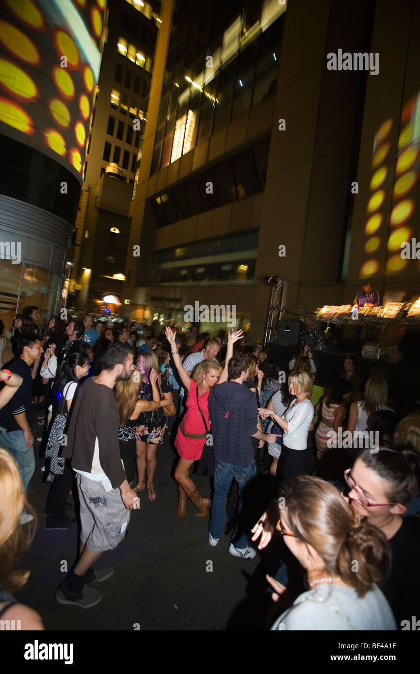 Dance-Party in Sydneys Gassen während dem Festival First Night.  Sydney, New South Wales, Australien Stockfoto