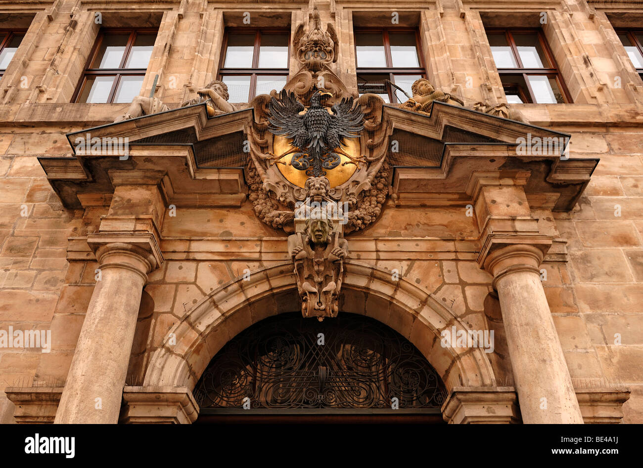 Haupteingang mit dem Wappen des Heiligen Römischen Reiches Deutscher Nation von Renaissance-Rathaus, 16.. Jahrhundert, Stockfoto Haupteingang mit dem Wappen des Heiligen Römischen Reiches Deutscher Nation von Renaissance-Rathaus, 16.. Jahrhundert, Stockfoto