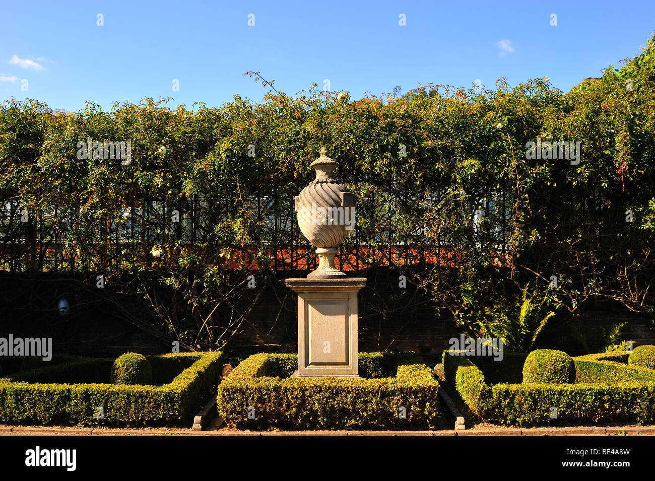 Stein Skulptur des römischen Urn im formalen Garten Stockfoto