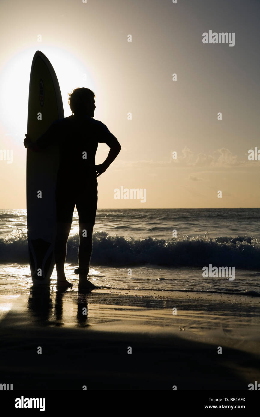 Eine Surfer schaut auf die Wellen am Bondi Beach. Sydney, New South Wales, Australien Stockfoto