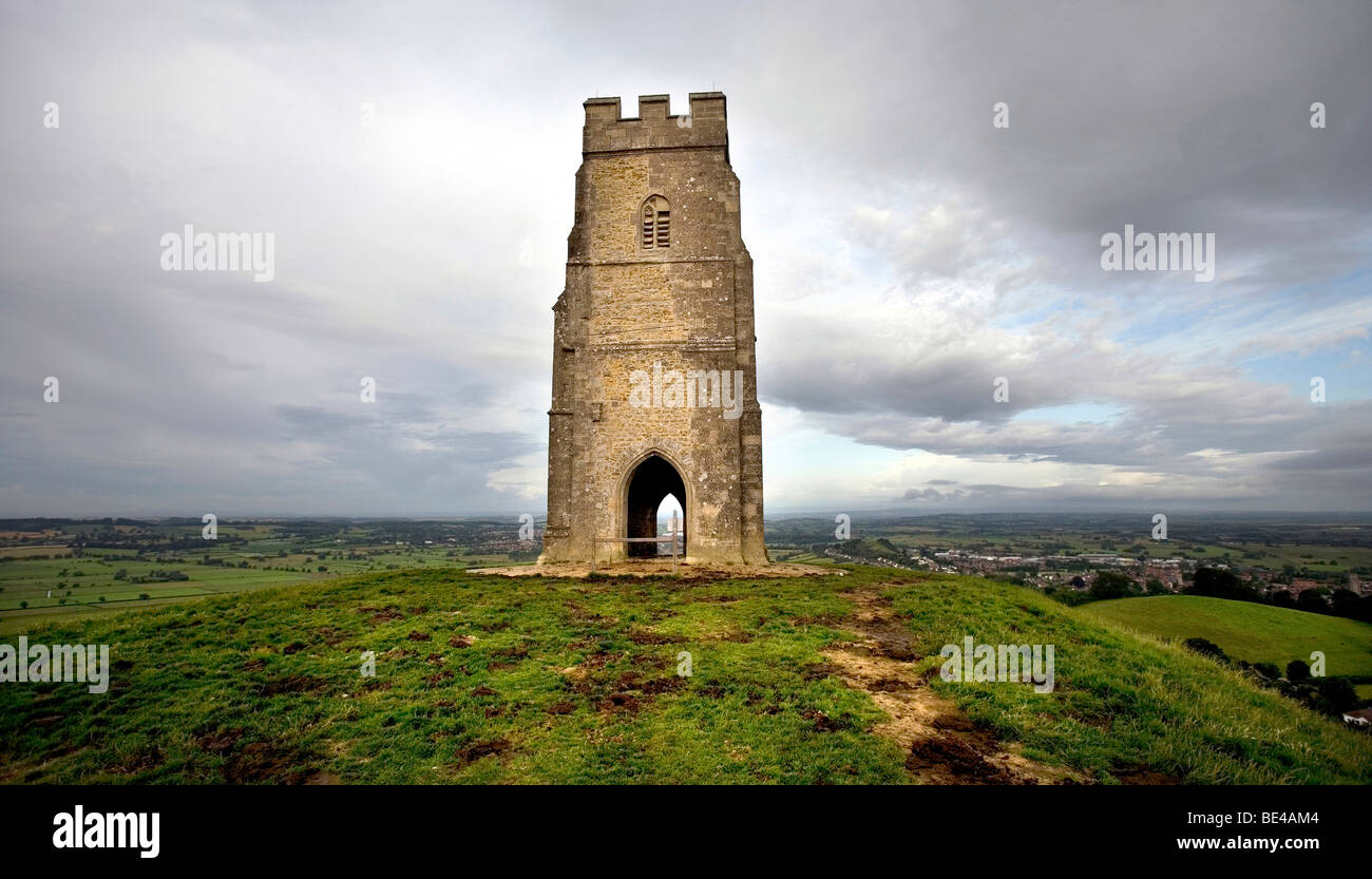 Glastonbury Tor in einem Sommer Sonnenaufgang am Morgen Stockfoto