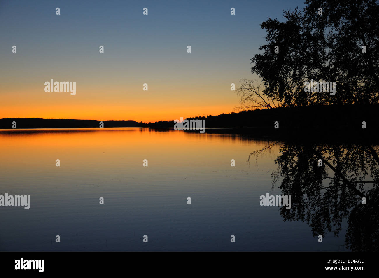 Ruhigen Sonnenuntergang an einem See. Das Bild ist sehr entspannend. Stockfoto