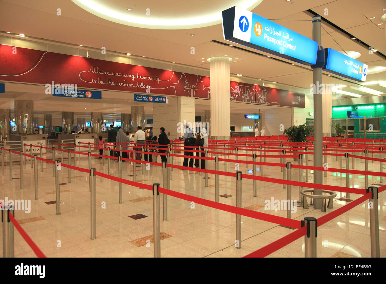 Passkontrolle am Flughafen Dubai VAE Stockfoto