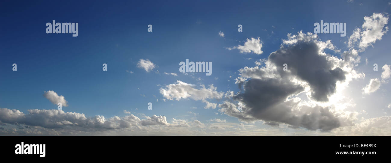 Blauer Himmel mit Wolken, die Sonne, dramatische Panoramaaufnahme zu behindern Stockfoto