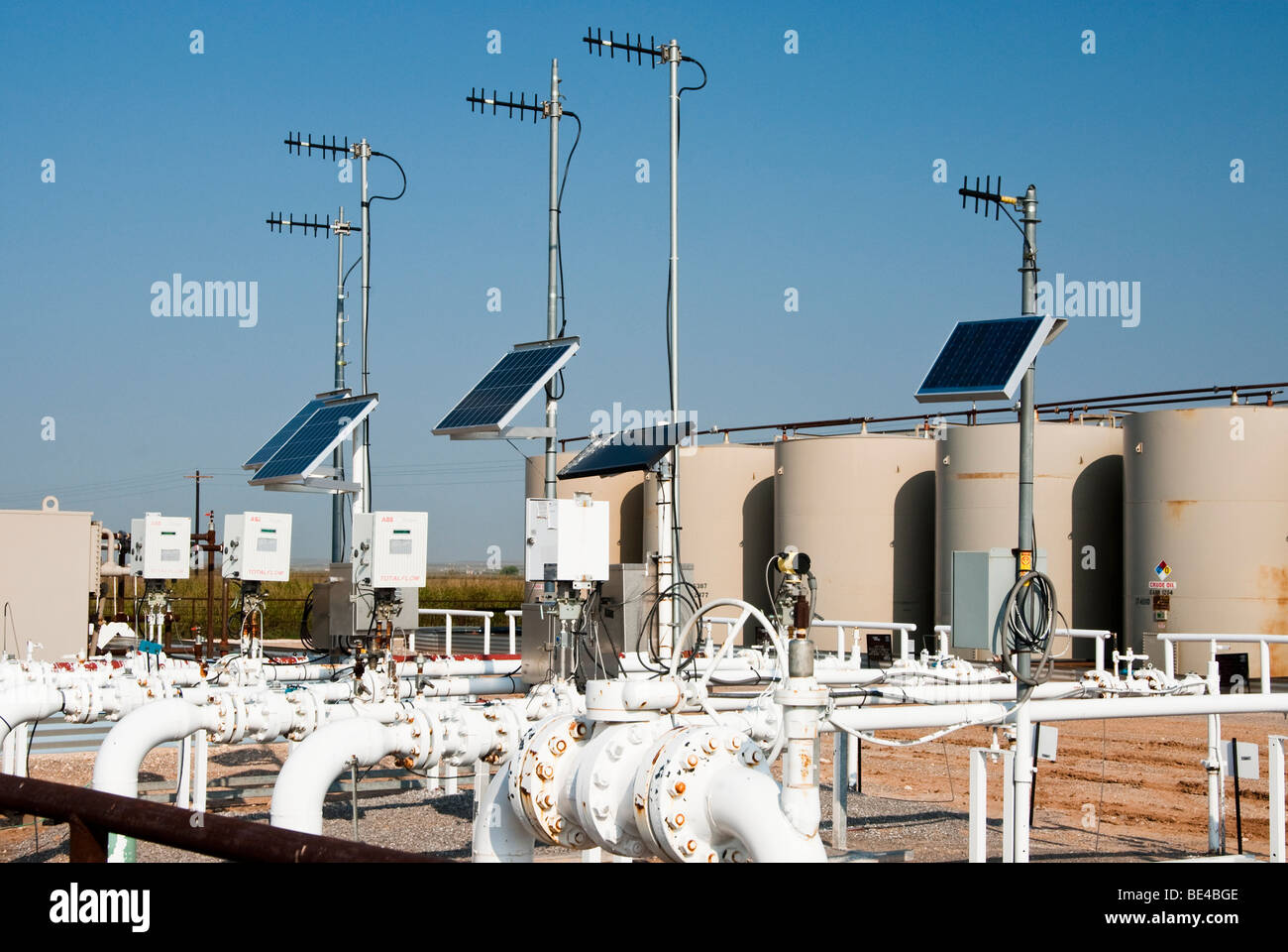 solarbetriebene Pipeline Monitore und Kommunikation in einem Ölfeld in Texas Stockfoto
