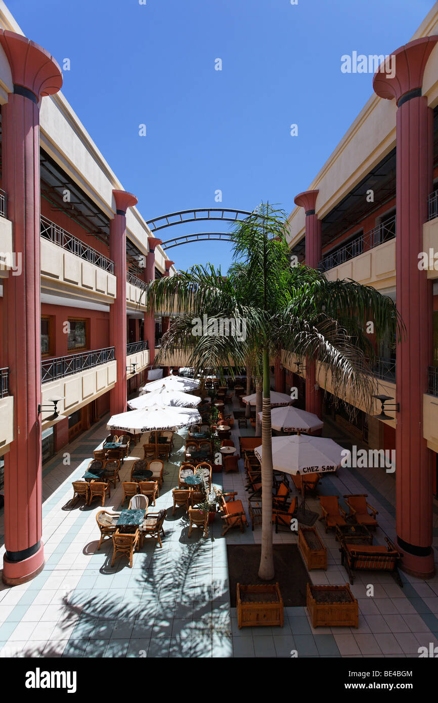 Innenhof, Restaurant, shopping Mall, Esplanade, Palme, Yussuf Afifi Road, Hurghada, Ägypten, Rotes Meer, Afrika Stockfoto