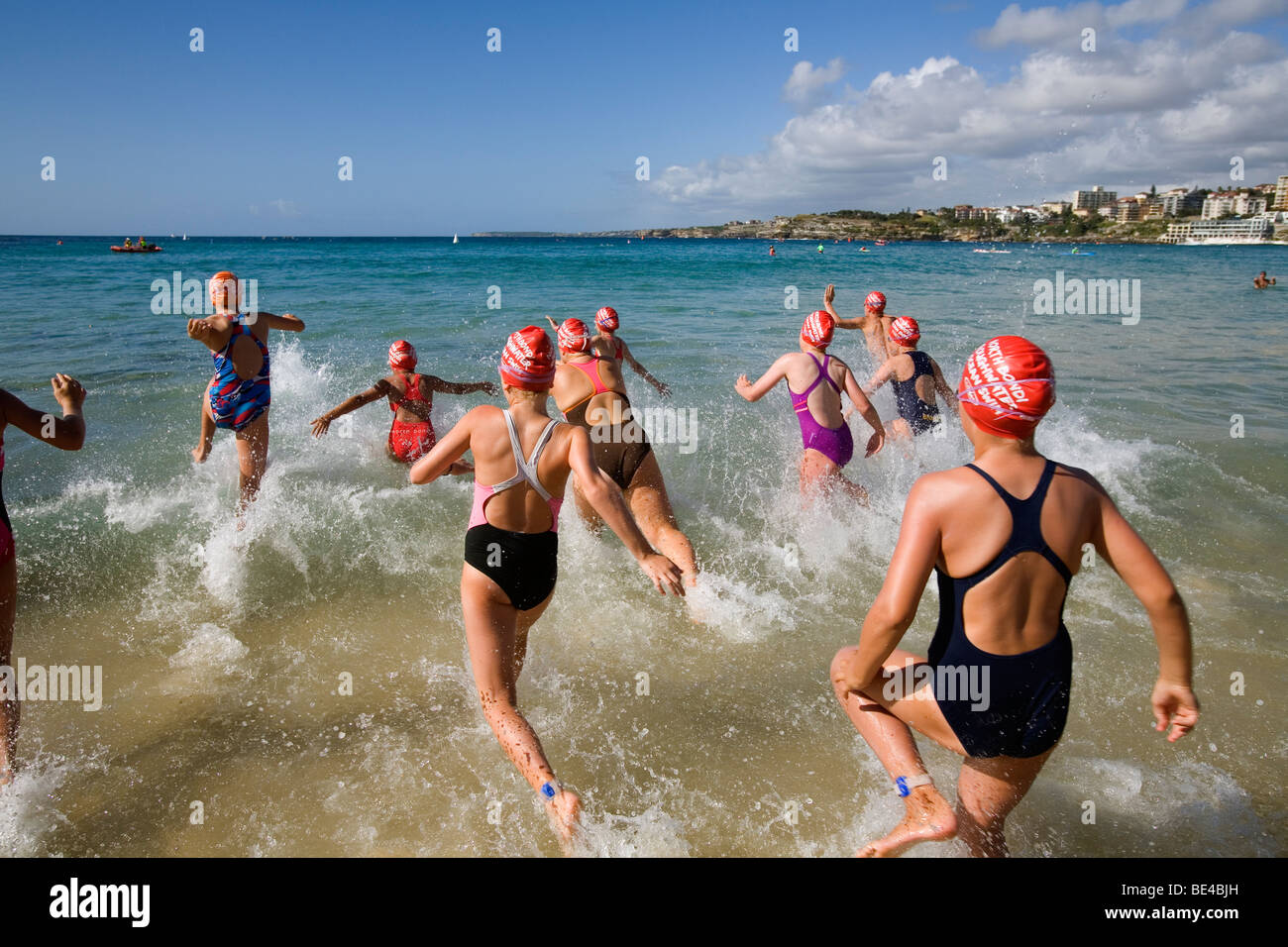 Wettbewerber Sprint für das Wasser während eines Rennens Schwimmen am Bondi Beach. Sydney, New South Wales, Australien Stockfoto