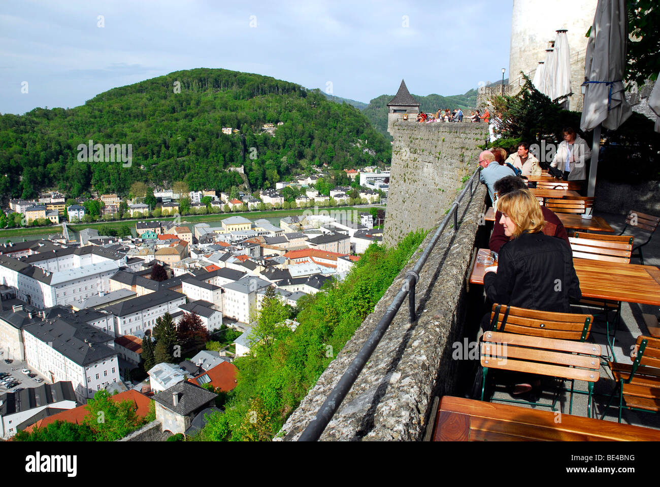 Blick von der Festung Hohensalzburg Festung auf das historische Zentrum in den Rücken der Kapuzinerberg Berg, Salzburg, Salzburg Stockfoto