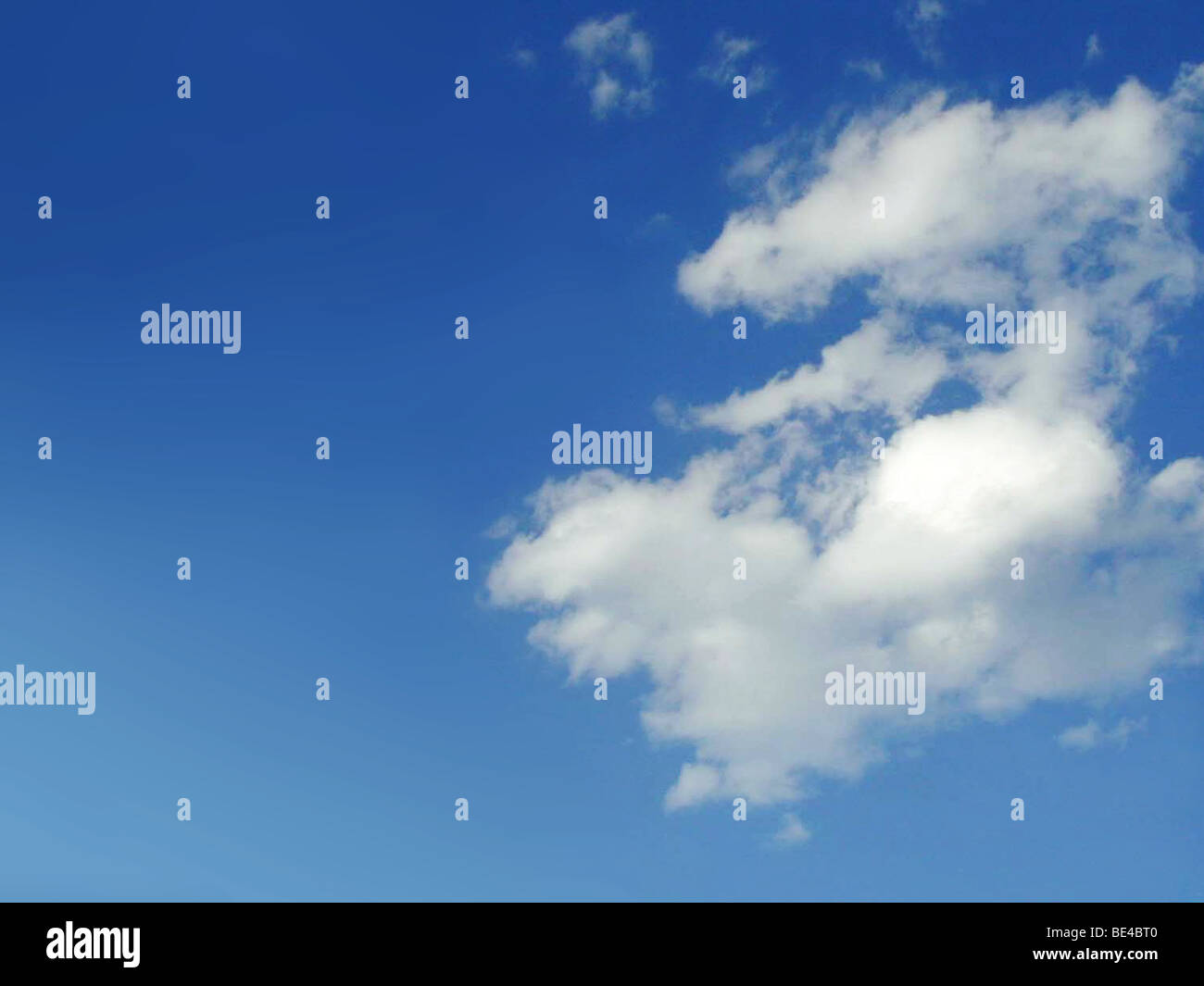 Blauer Himmel mit flauschigen Wolken Stockfoto