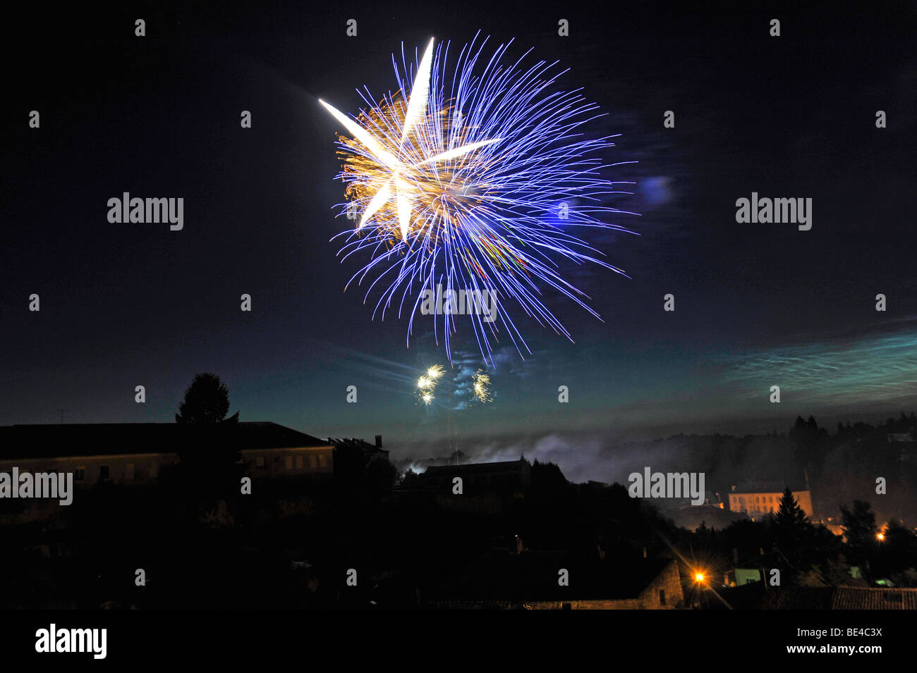 Bastille Day Feuerwerk Feier in Parthenay, Frankreich Stockfoto