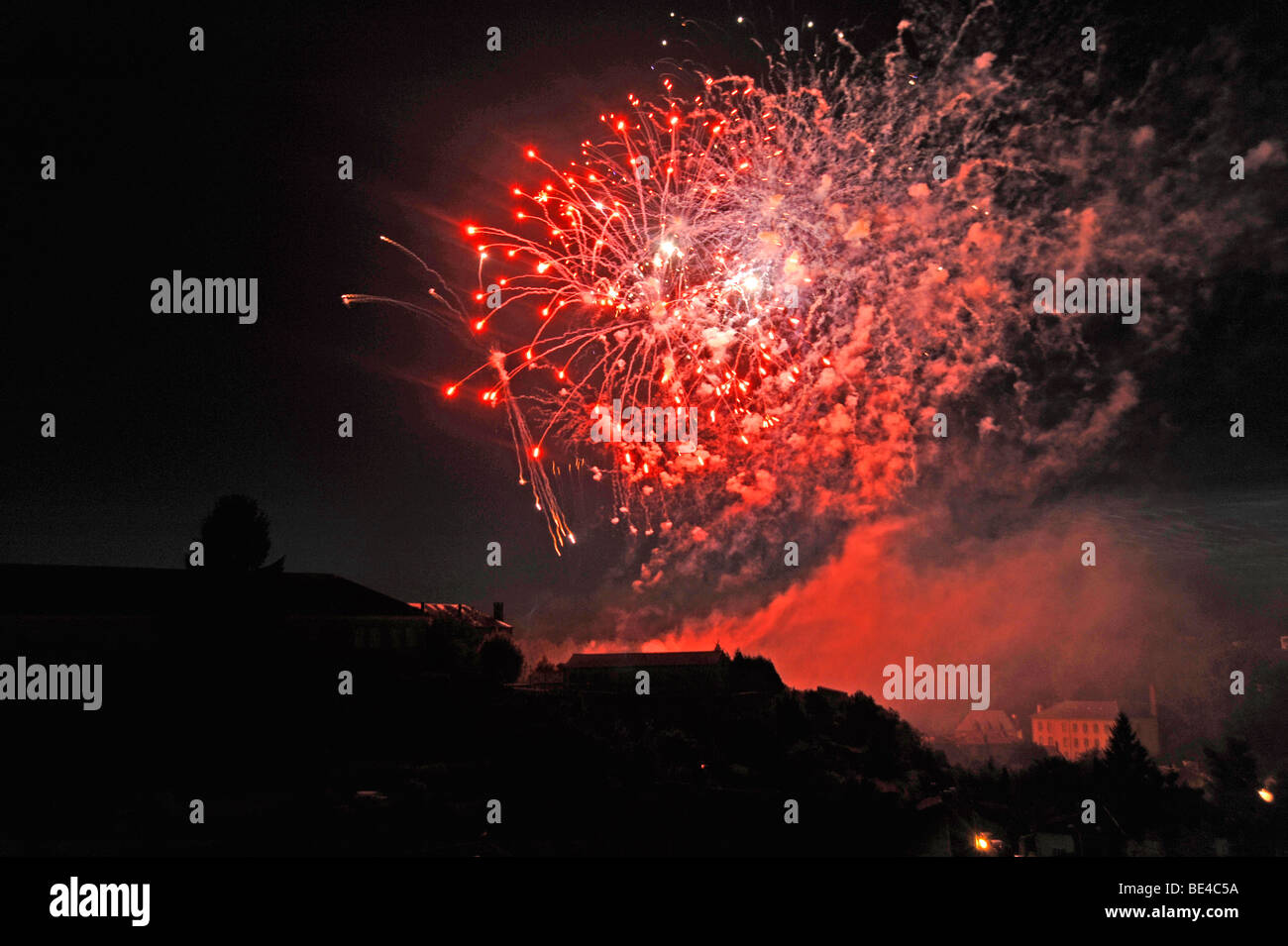 Bastille Day Feuerwerk Feier in Parthenay, Frankreich Stockfoto