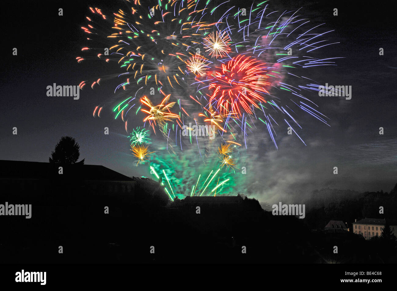 Bastille Day Feuerwerk Feier in Parthenay, Frankreich Stockfoto