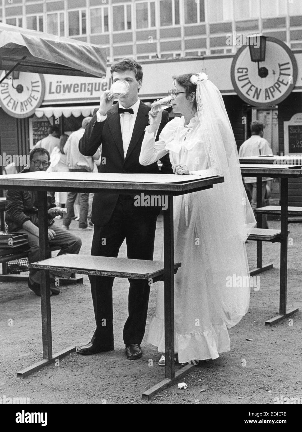 Hochzeitspaar in Imbiss stehen, Leipzig, DDR, historisches Foto, 1984 Stockfoto