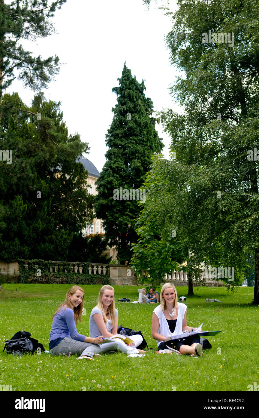 Studenten an der Universität Hohenheim, im Schlosspark Hohenheim, Hohenheim, Baden-Württemberg, Deutschland, Europa Stockfoto