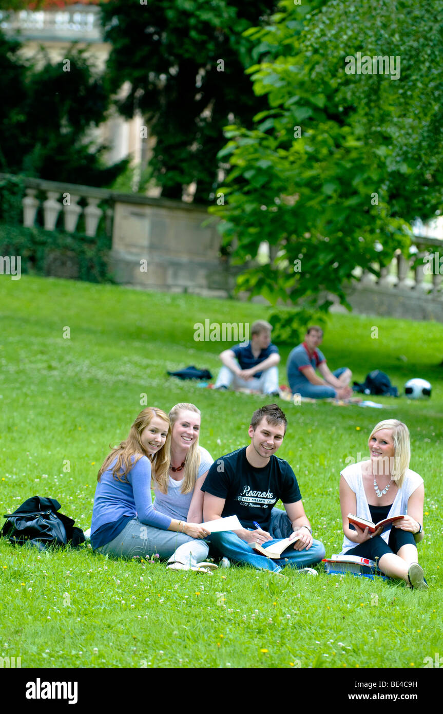 Studenten an der Universität Hohenheim, im Schlosspark Hohenheim, Hohenheim, Baden-Württemberg, Deutschland, Europa Stockfoto