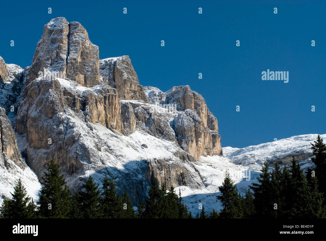 Frischer Schnee auf die Sella-Gruppe, einem massiv in den Dolomiten, Südtirol, Italien. Stockfoto