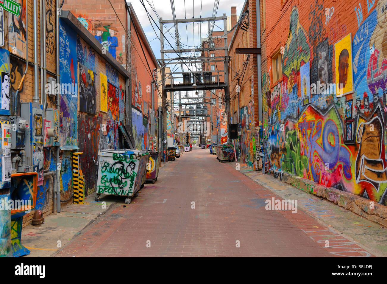 Kunst-Gasse ist eine hässliche Straße in eine attraktive Stadt. Um dieses Problem zu überwinden ermutigt die Stadtbehörden Graffiti-Künstler. Stockfoto