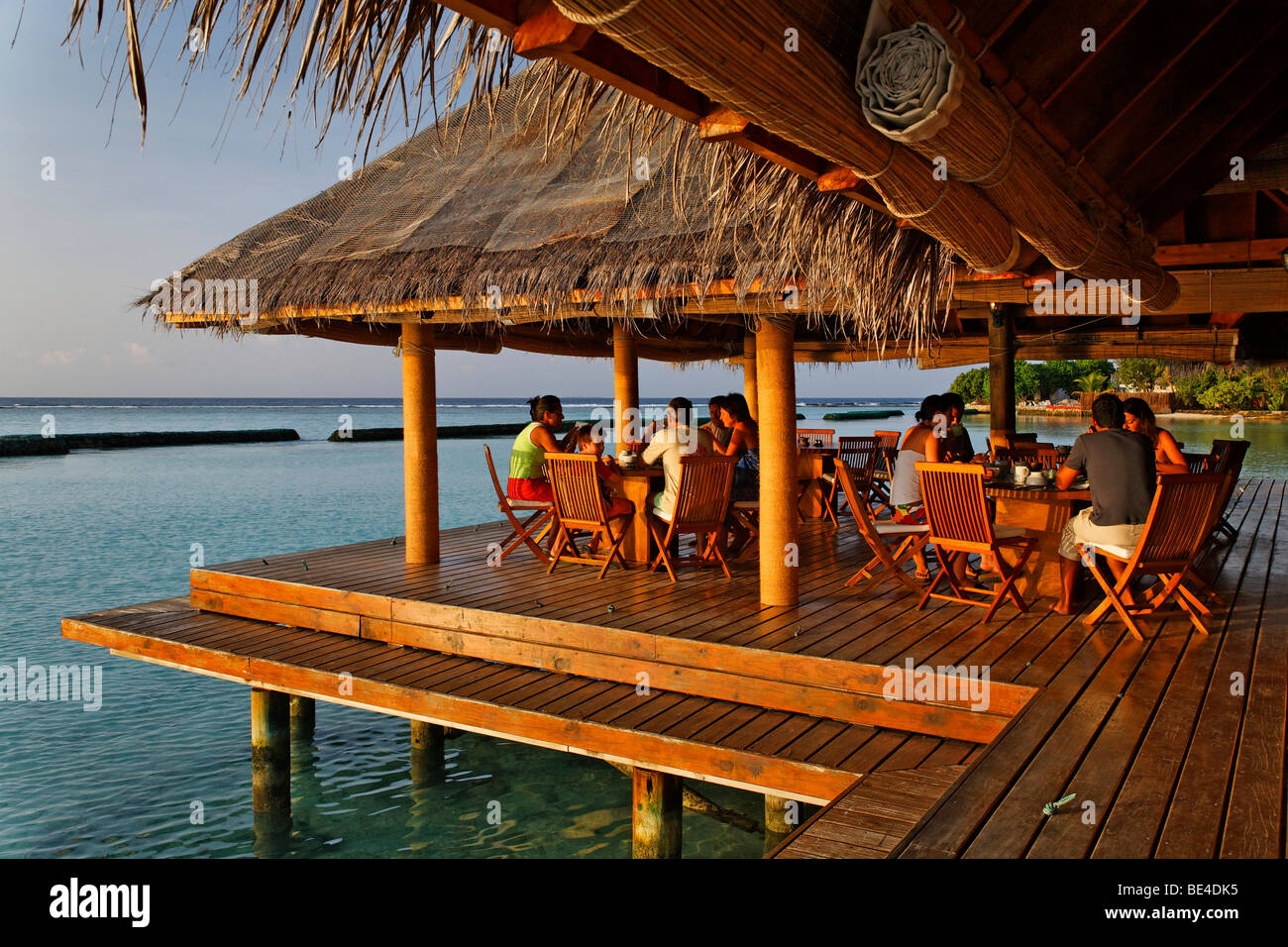 Menschen beim Frühstück im offenen Restaurant, Dach mit Palmwedeln, Restaurant, Lagune, Meer, Malediven Insel Rihiveli, Süd Male am Stockfoto