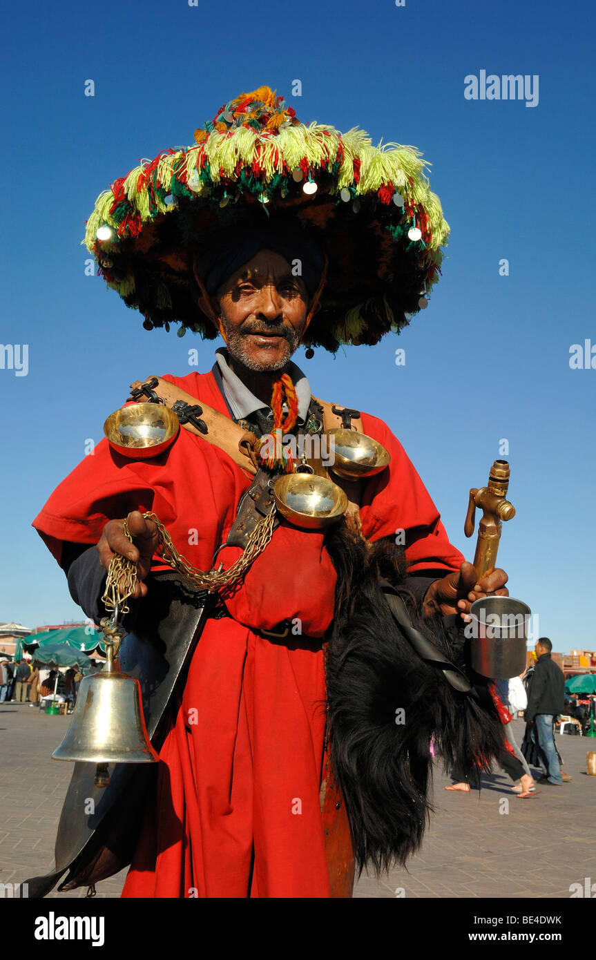 Marokkanische Wasser Verkäufer in traditioneller Tracht mit Zinn Tassen & Bell Djemaa El-Fna und Platz Djemaa El Fna Marrakesch Marokko Stockfoto