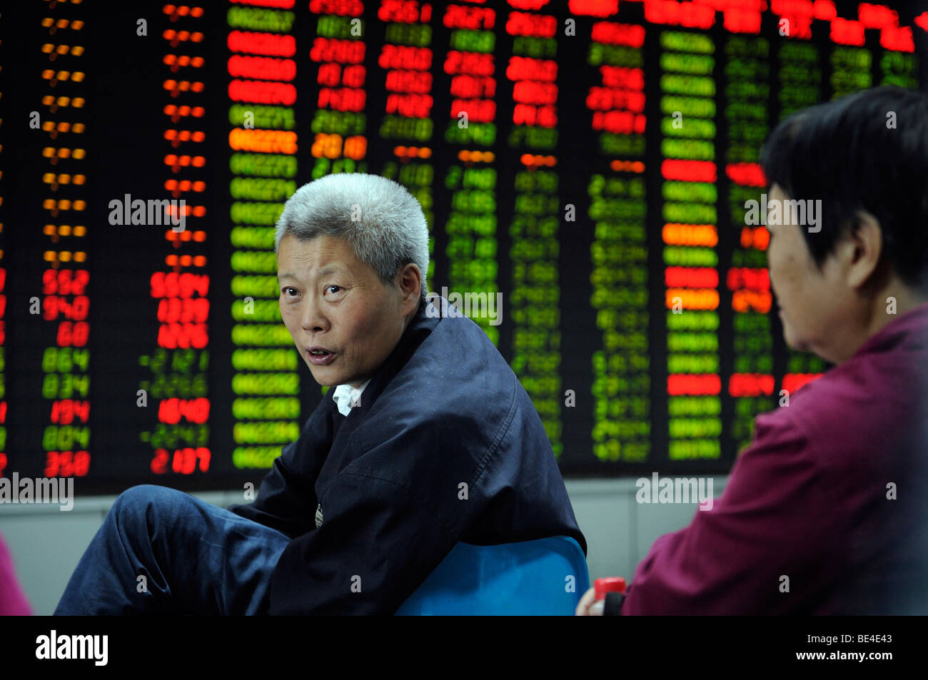 Anleger schauen Aktienindex Zitate bei einer Wertpapierfirma in Peking, China. 21 Sep 2009 Stockfoto