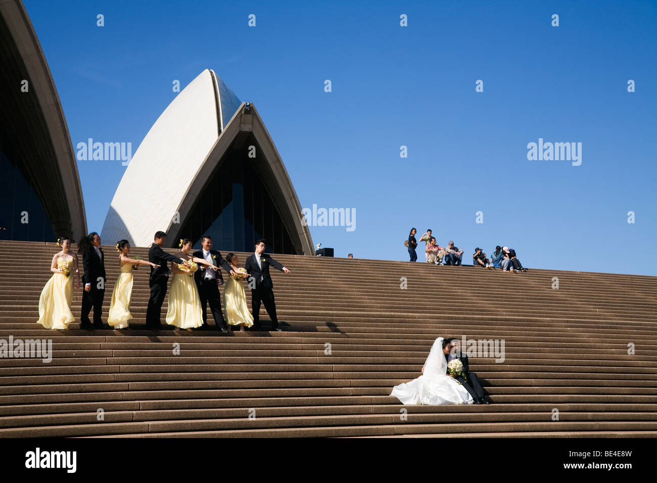 Hochzeitsfeier auf den Stufen des Sydney Opera House. Sydney, New South Wales, Australien Stockfoto