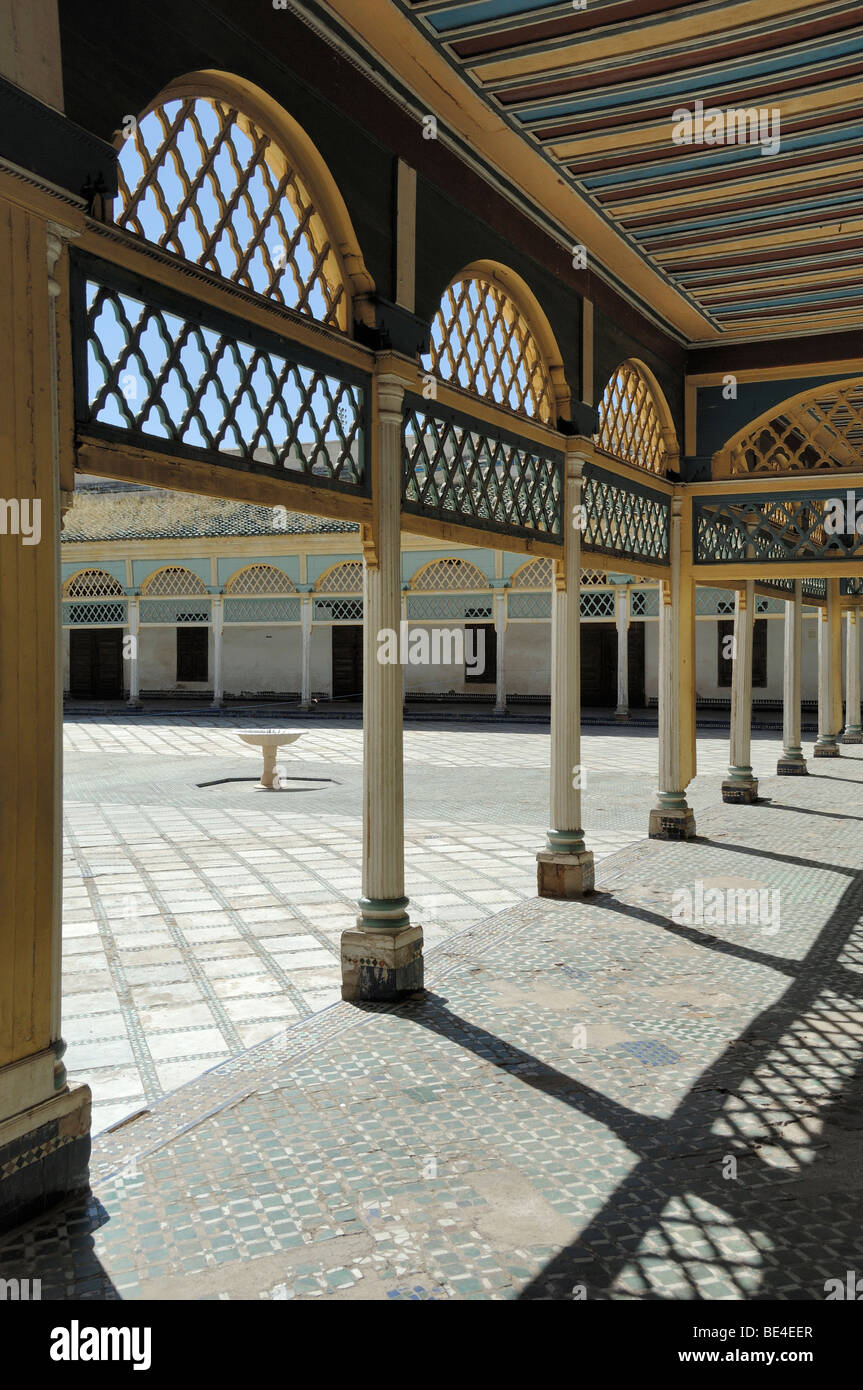 Hof Brunnen & überdachten Gehweg Bahia Palace Marrakesch Marokko Stockfoto