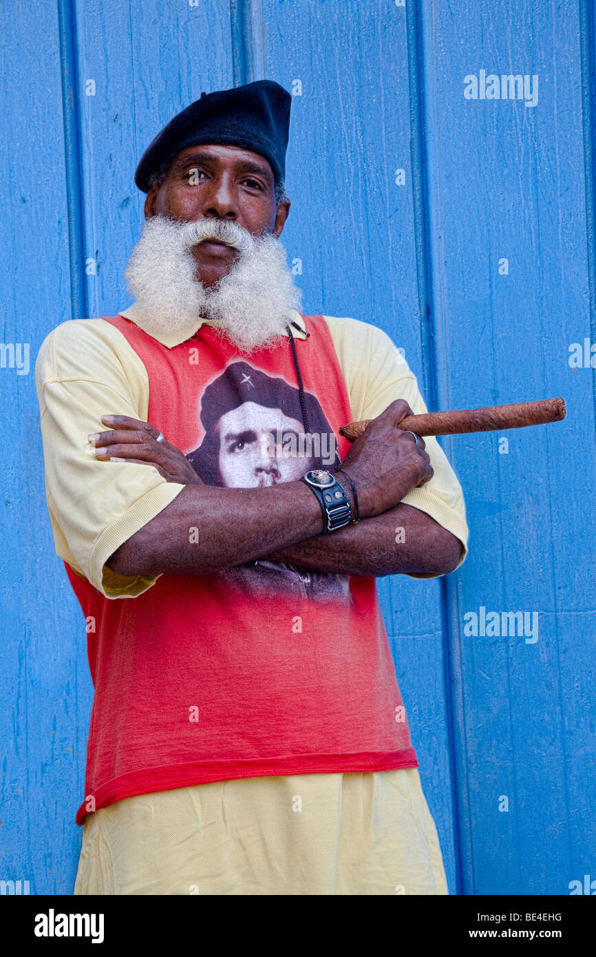 Lokale tragen ein Che Guevara T-shirt posing mit eine lange kubanische Zigarre Stockfoto