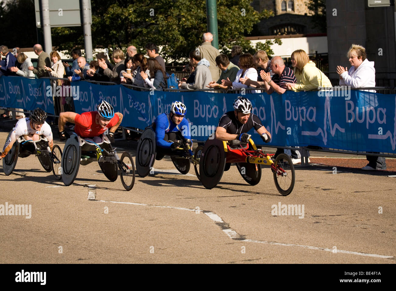 Männliche Athleten treten in den Rollstuhl-Veranstaltung während der 2009 Bupa Great North Run. David Weir nahm den Titel im 41:34. Stockfoto