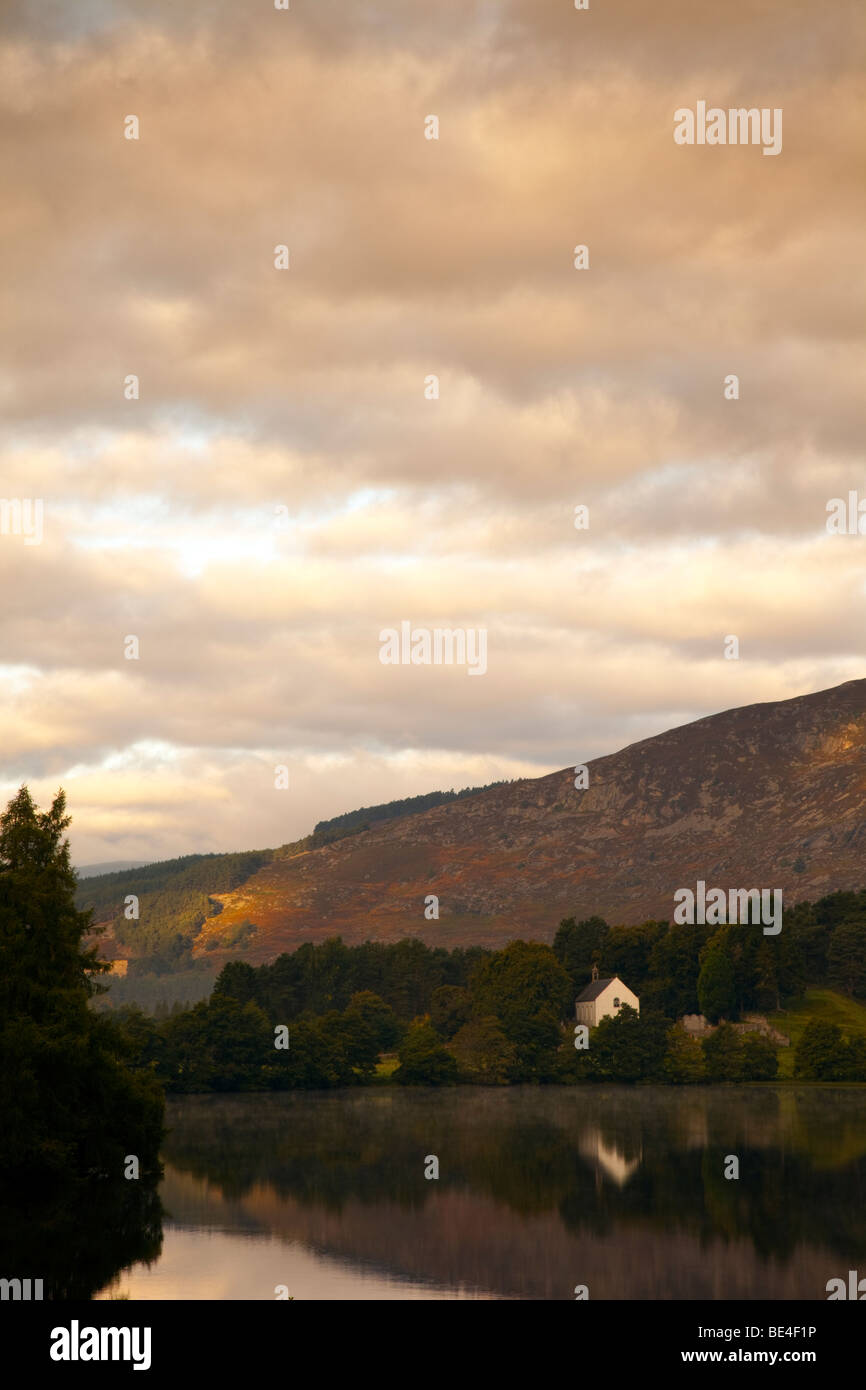 Loch Alvie Kirche bei Sonnenuntergang in der Nähe von Aviemore in den schottischen Highlands, Schottland Stockfoto