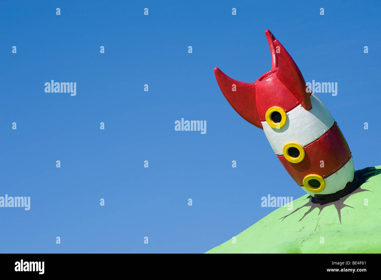 Crash landete Raumschiff auf blauem Himmel Hintergrund Stockfoto